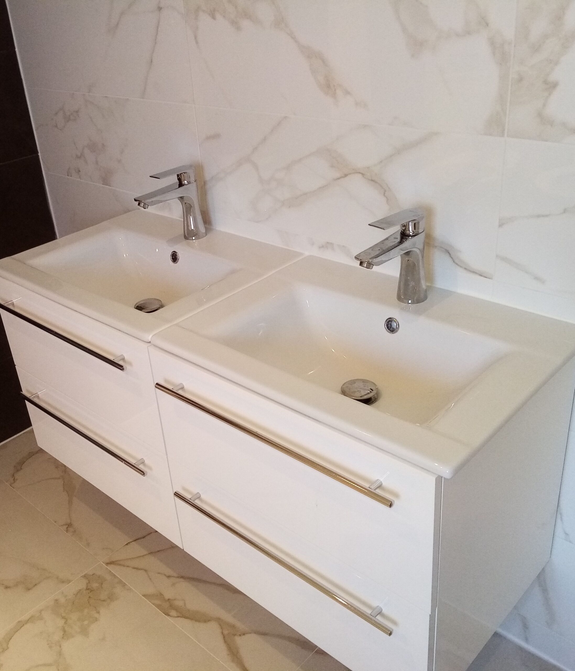 furdoszoba-felujitas-mosdotal-utana