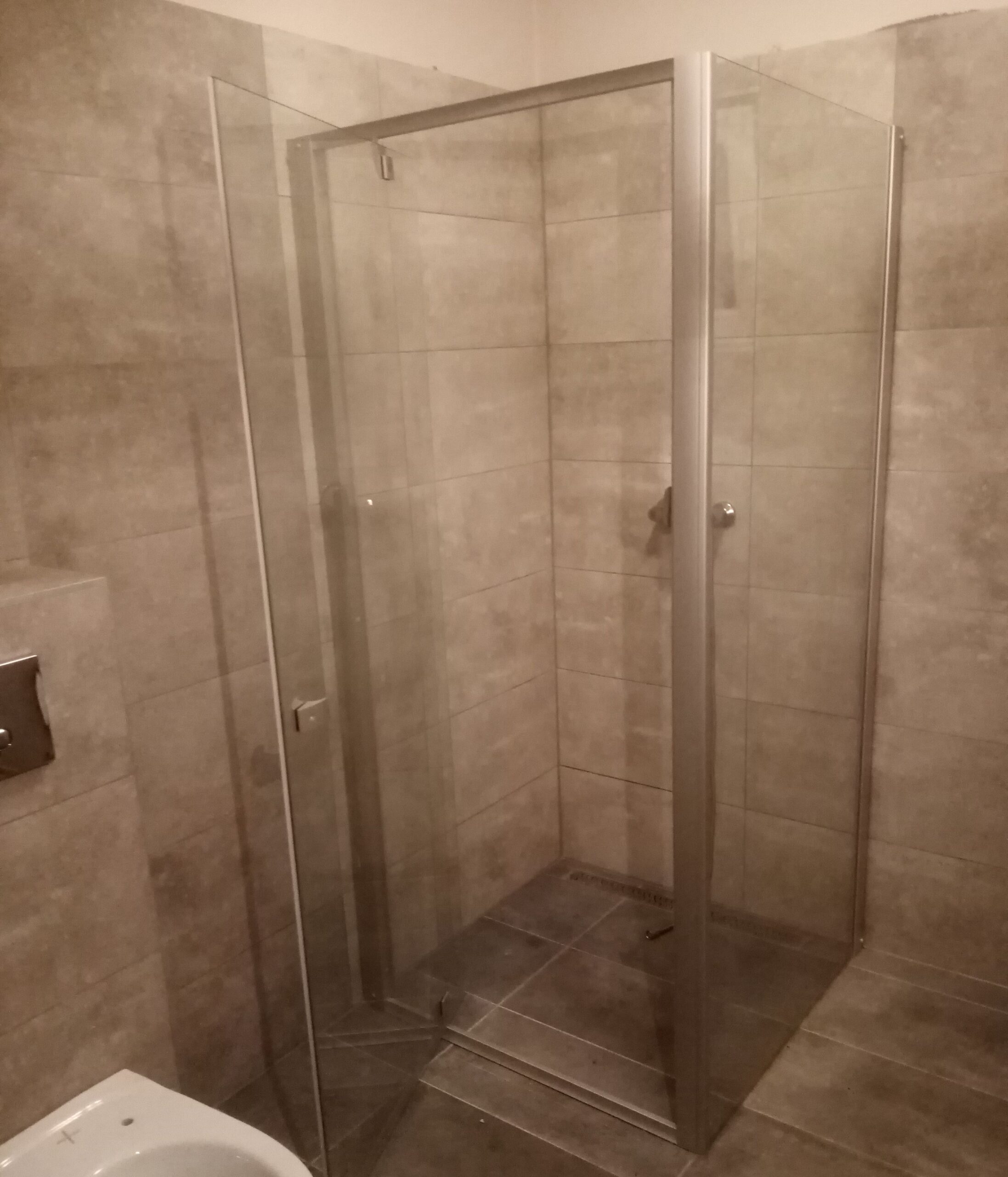 termeszragta-fal-felujitas-zuhanykabin-utana